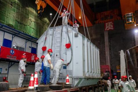 白鹤滩水电站左岸首批550千伏升压变压器成功转运