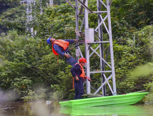 南方电网全力抗击暴雨 抢修保供电