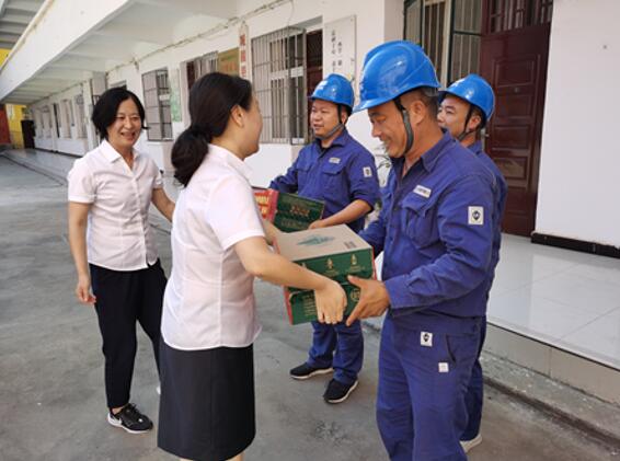 陕西地电城固分公司开展关爱职工“送清凉”活动