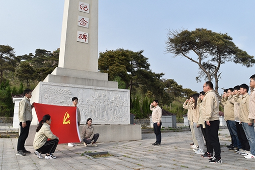 江苏东海供电公司青年员工祭扫磨山抗战纪念碑