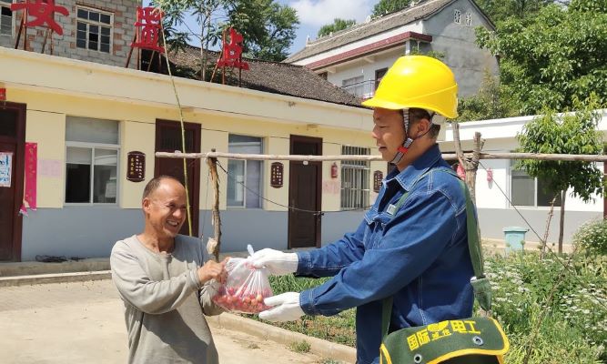 国网洛南供电公司爱心服务温暖孤寡老人