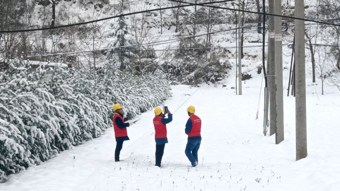 国网洛南县供电公司冰雪巡线守护万家灯火